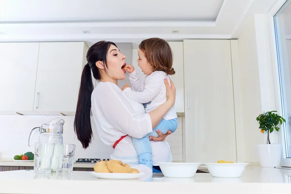 Bonne mère et bébé dans la cuisine — Photo