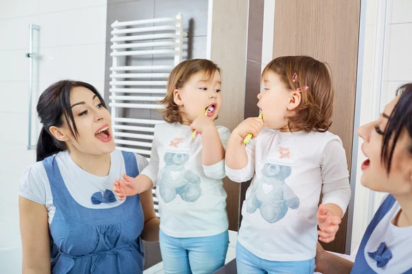 Mutter bringt Kind Zähneputzen bei — Stockfoto