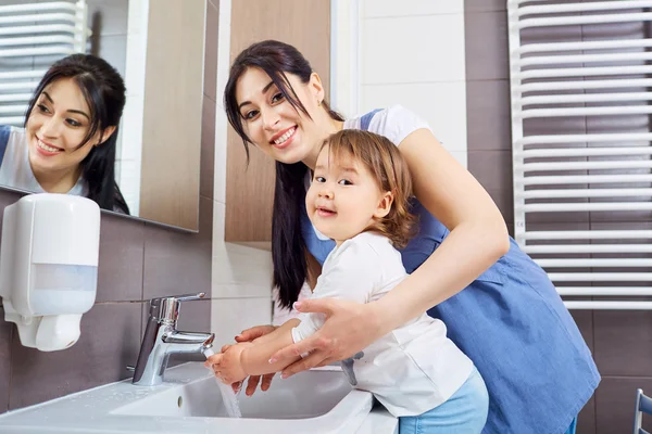 Mom washing baby hands — Stock Photo, Image