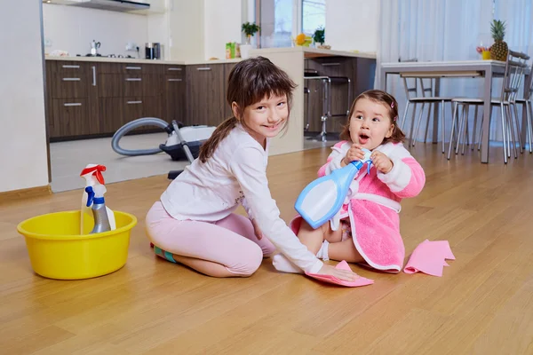 I bambini fanno le pulizie in camera . — Foto Stock