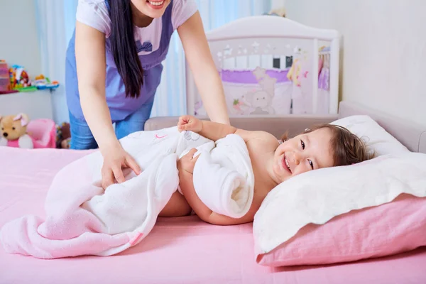 Mère et enfant se couchent . — Photo