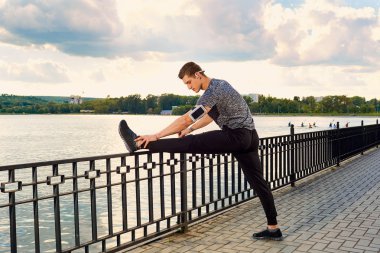 Genç sporcunun runner germe bacaklar önce çalıştırmak.