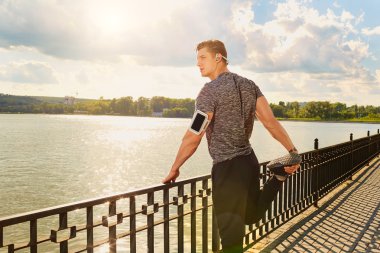 Güçlü adam parkta ısınma portresi. Spor kavramı.