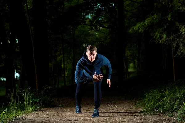 Hombre de deportes corriendo por la noche — Foto de Stock