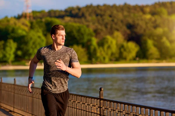 Deporte y fitness corredor hombre corriendo en el parque — Foto de Stock