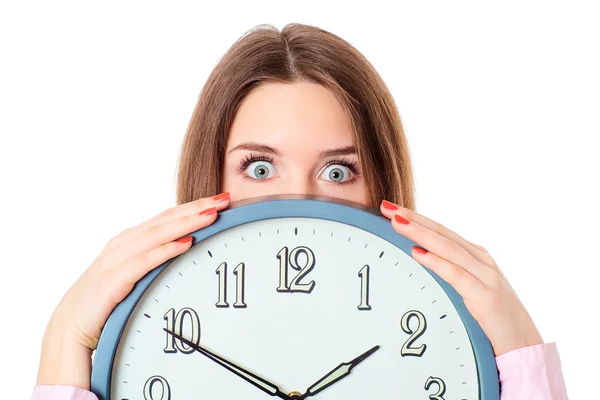 Mujer sosteniendo reloj con ojos curiosos . Imagen De Stock