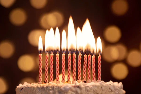 Pastel sobre fondo bokeh con velas . —  Fotos de Stock