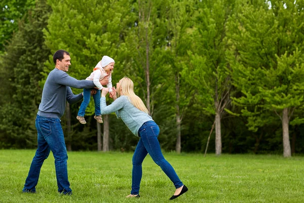 Parents jouant passionnant avec l'enfant Dans le parc.Happy famille . — Photo