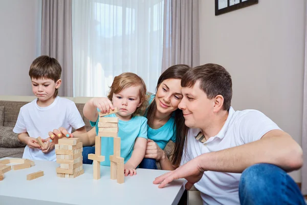 Glückliche Familie, die zu Hause zusammen spielt. — Stockfoto