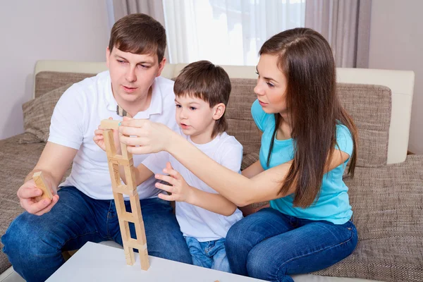 Aile masa oyunu evde oynamak. Anne, baba ve oğul.