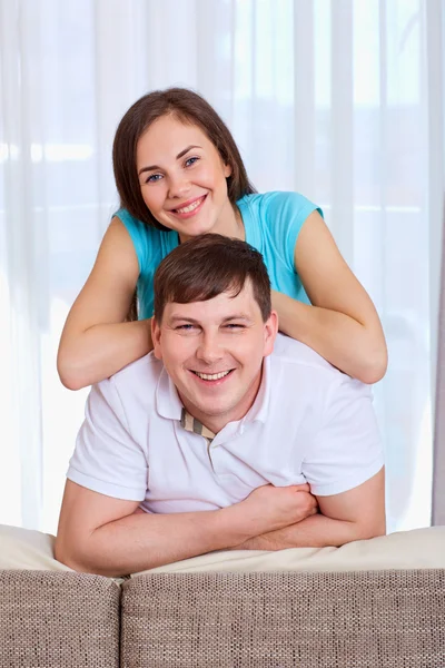 Retrato de marido e mulher felizes e sorridentes. Dose da pirâmide . — Fotografia de Stock