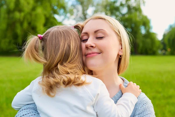 Porträt einer jungen Mutter mit ihrem entzückenden kleinen Mädchen. glücklich mo — Stockfoto
