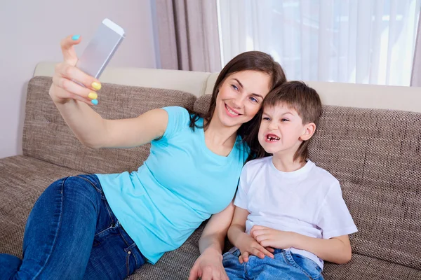 Happy mladá matka dělá selfie fotografii se svým synem. Chlapec — Stock fotografie