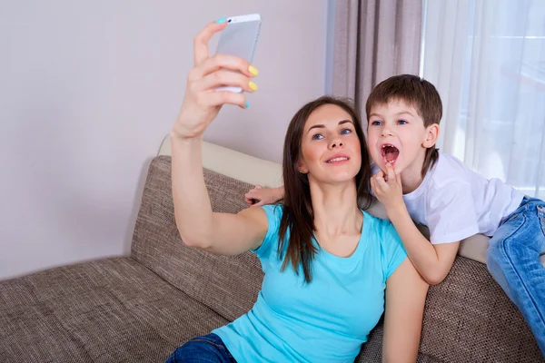 Happy mladá matka dělá selfie fotografii se svým synem. Chlapec — Stock fotografie