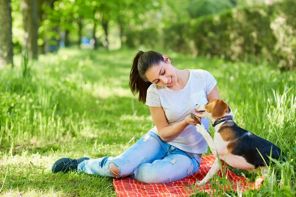Porträt eines jungen Mädchens mit ihrem Hund im Park. — Stockfoto