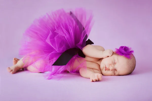 Bailarina recém-nascida dormindo em um fundo rosa . — Fotografia de Stock