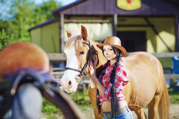 Portrait cowgirl in western style  with hors. — Stock Photo, Image