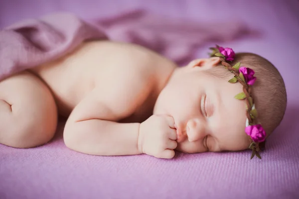 Bebê recém-nascido dormindo em um fundo rosa . — Fotografia de Stock