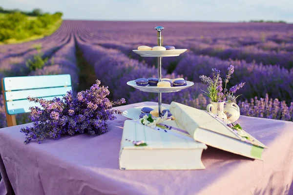 Table decoration in lavender flowers. — Stock Photo, Image