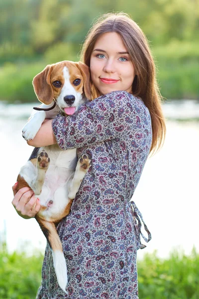 Портрет молодой девушки с собакой в парке . — стоковое фото