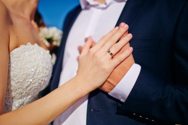 Gelin ve damat birbirine yakın sarılmak