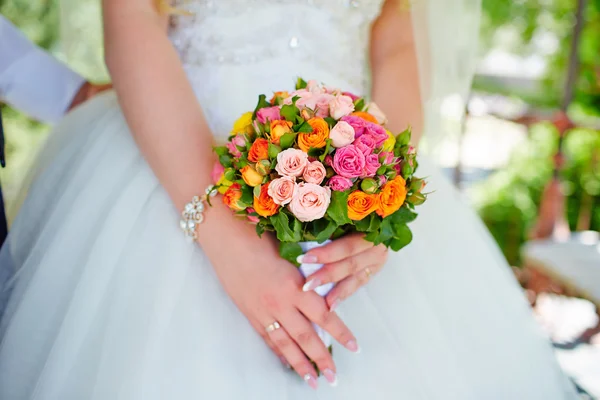 Ślubny bukiet róż w rękach brid — Zdjęcie stockowe