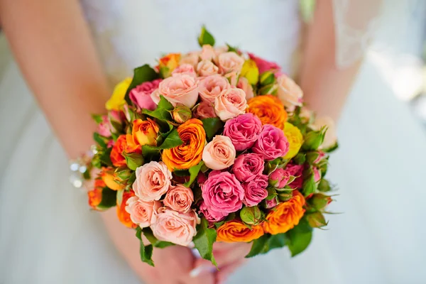 Piękny ślub bukiet kwiatów w rękach brid — Zdjęcie stockowe