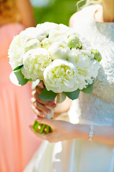 Beautiful wedding bouquet in hands of the bride — Stock Photo, Image