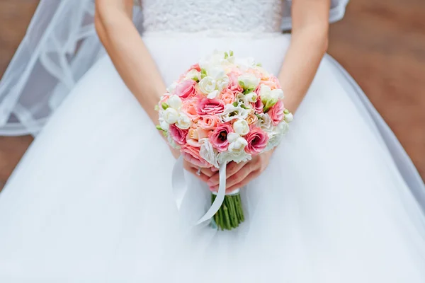 Piękny ślub bukiet kwiatów w rękach brid — Zdjęcie stockowe