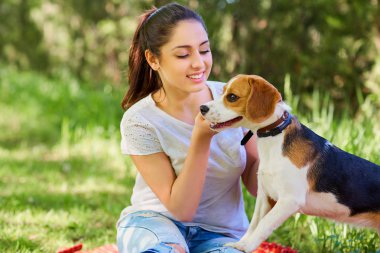 Teneeger kız ve onun en sevdiğim köpek. Portre yakın çekim.