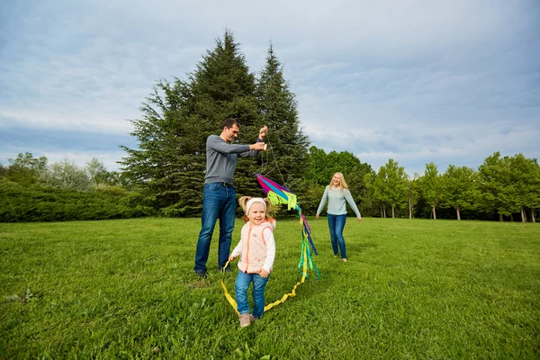 Счастливая семья. Мать, отец, дети, бегущие по зеленой медовухе — стоковое фото