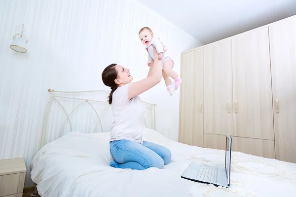 Mère et bébé au lit.Enfant et parent ensemble à la maison.Jeune m — Photo