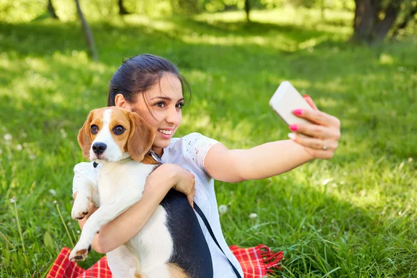 Menina bonita tirou fotos de si mesma com dog.Instagram . — Fotografia de Stock