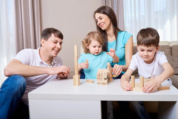 Szczęśliwa rodzina bawiąca się razem w domu — Zdjęcie stockowe
