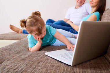 Çocuk evde kanepe, defter ile. Aile, çocuk, technolog