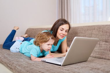 Anne ve kızı evde laptop arıyorum