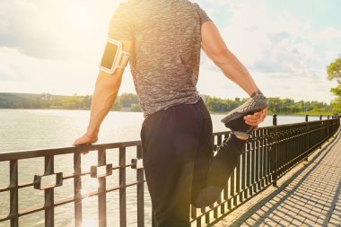 Adam çalıştıran veya çalışma dışarı önce ısınma kadar uzanan. Uygun