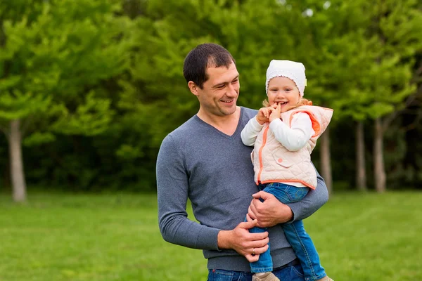 Feliz padre e hija en el parque. Sonriendo, riendo y feliz — Foto de Stock