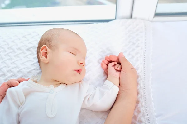 Bebê dorme pela janela nas mãos das mães . — Fotografia de Stock