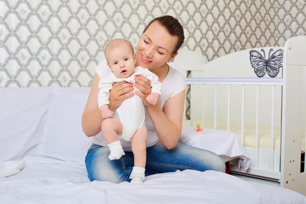 Mom teaching baby girl to walk.Baby,child,newborn. — Stock Photo, Image