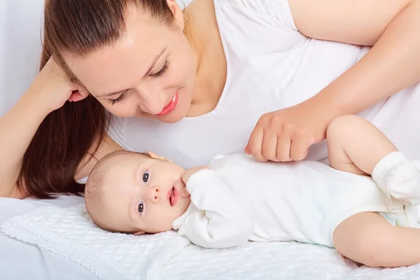 Madre sosteniendo dulce niña. Bebé, niño, mamá . — Foto de Stock