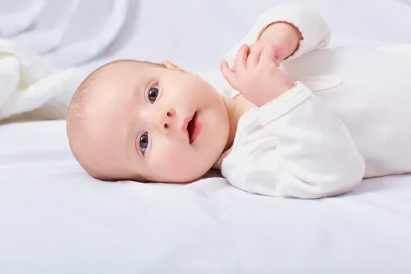 Menina na cama branca . — Fotografia de Stock