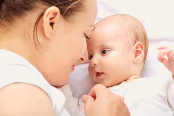 Retrato de cerca. Madre y bebé cara a cara . — Foto de Stock