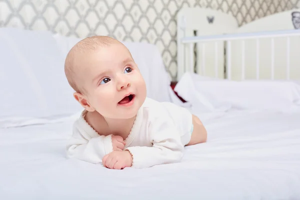 Retrato de um bebê rastejando na cama . — Fotografia de Stock