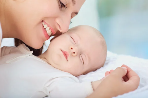 Retrato de la madre con su bebé durmiendo en la cama . — Foto de Stock