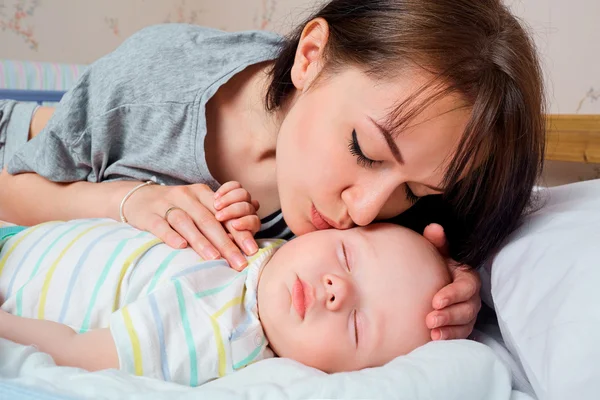 Retrato de la hermosa madre con su bebé de 7 meses durmiendo — Foto de Stock