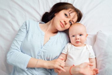 Üst görünüm yakın çekim. Cam bakarak anne ve bebek portresi