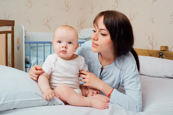 Anya és a baba. Boldog család. Anya gyermekével. — Stock Fotó