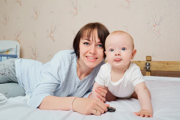 Portret matki i dziecka zbliżenie, szczęśliwe twarze, urocze dziecko, m — Zdjęcie stockowe