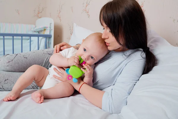 Madre cariñosa abrazando y besando a su bebé con amor. Madre a — Foto de Stock